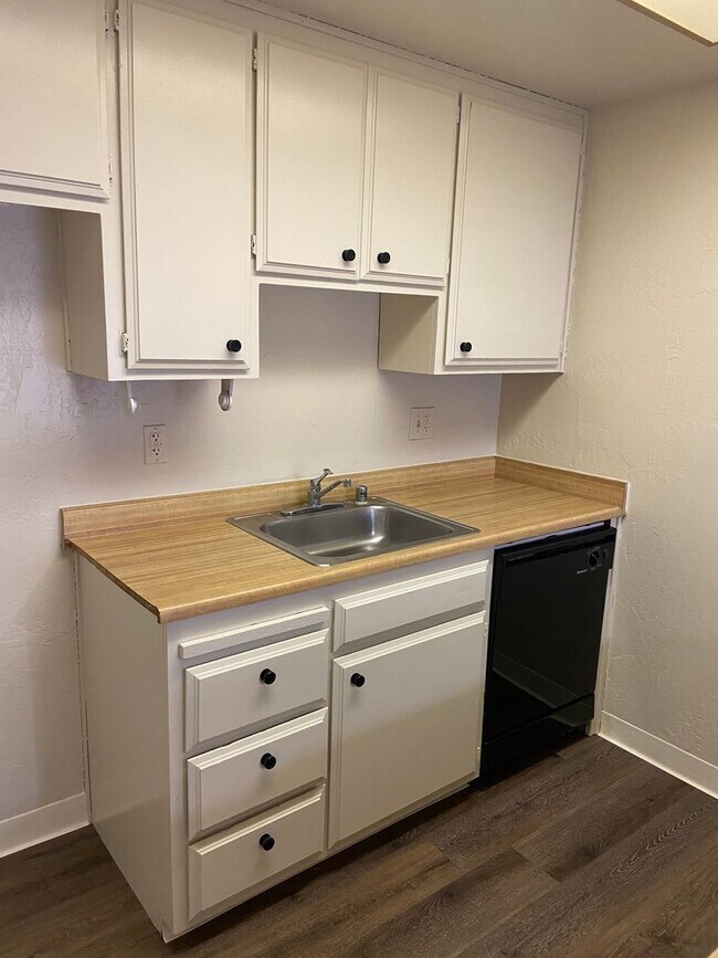 Building Photo - Roomy 2bdrm 1bath duplex off Fair Oaks Blvd near Madison Ave