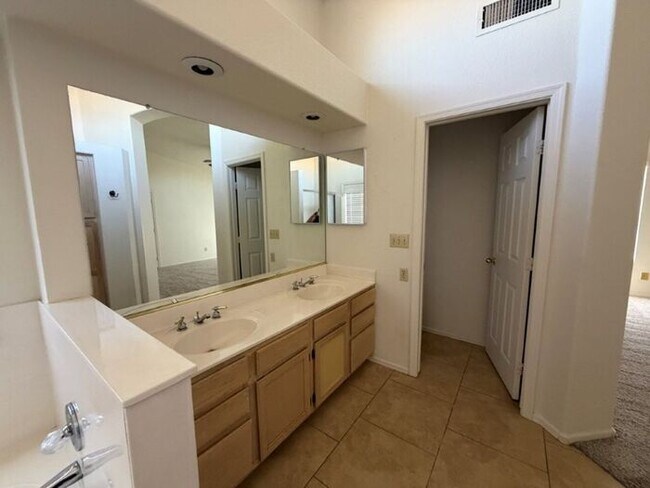 Building Photo - 15435 S 44th Way