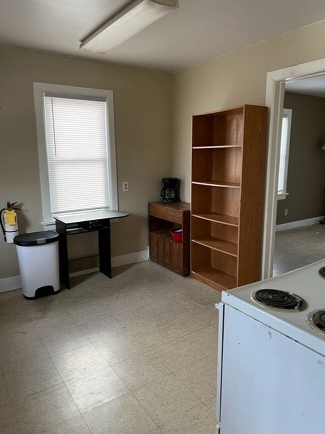 Building Photo - 5 Bedroom Home in Campus Area - Available August 1st