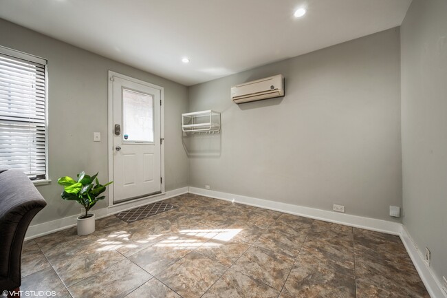 Building Photo - 2116 W Lyndale St