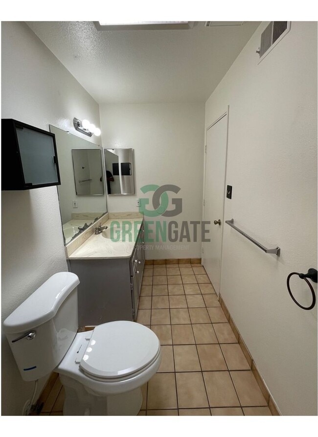 Building Photo - 3 BEDROOM 2 BATH HOME MOVE IN READY IN MOD...