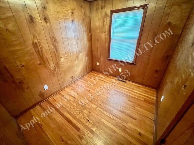 Building Photo - Darling 4 Bed 2 Bath Ranch in Olathe-Available NOW!!