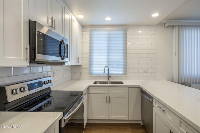 Building Photo - 6936 E 3rd St