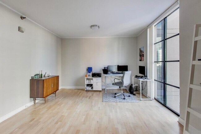 Building Photo - 744 N Clark St