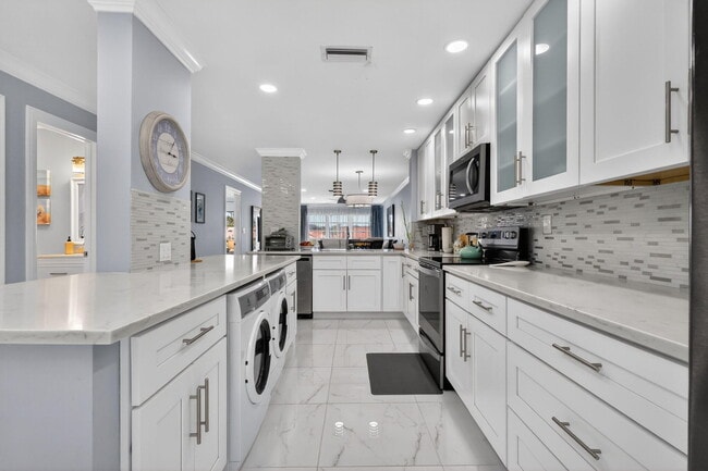 Building Photo - 5675 Queen Palm Ct