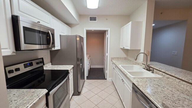 Building Photo - 5090 Fairways Cir