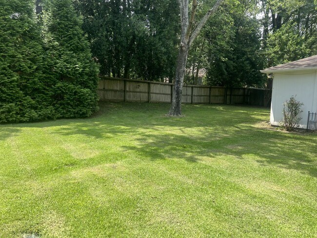 Building Photo - Showings may begin 7/1/26. Spacious Germantown home! Walking distance to Farmington Elementary. S...