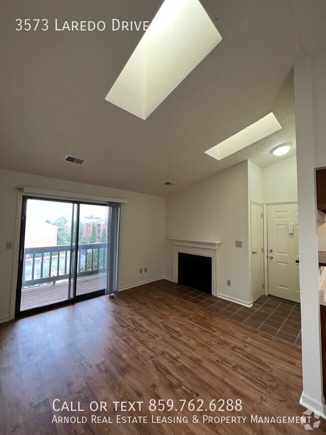 Building Photo - 2 Bed 1 or 1 .5 Bath Spacious Apartment Ho...