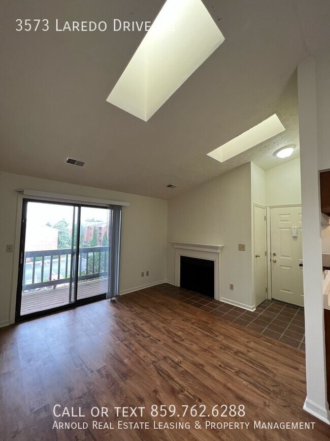 Primary Photo - 2 Bed 1 or 1 .5 Bath Spacious Apartment Ho...