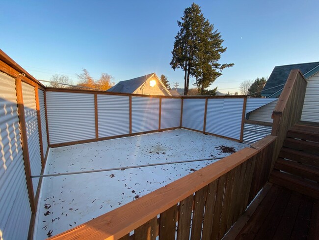 Building Photo - Nice Upstairs 1bd/1bth Apartment - All utilities included!