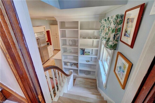 Building Photo - LARCHMONT
