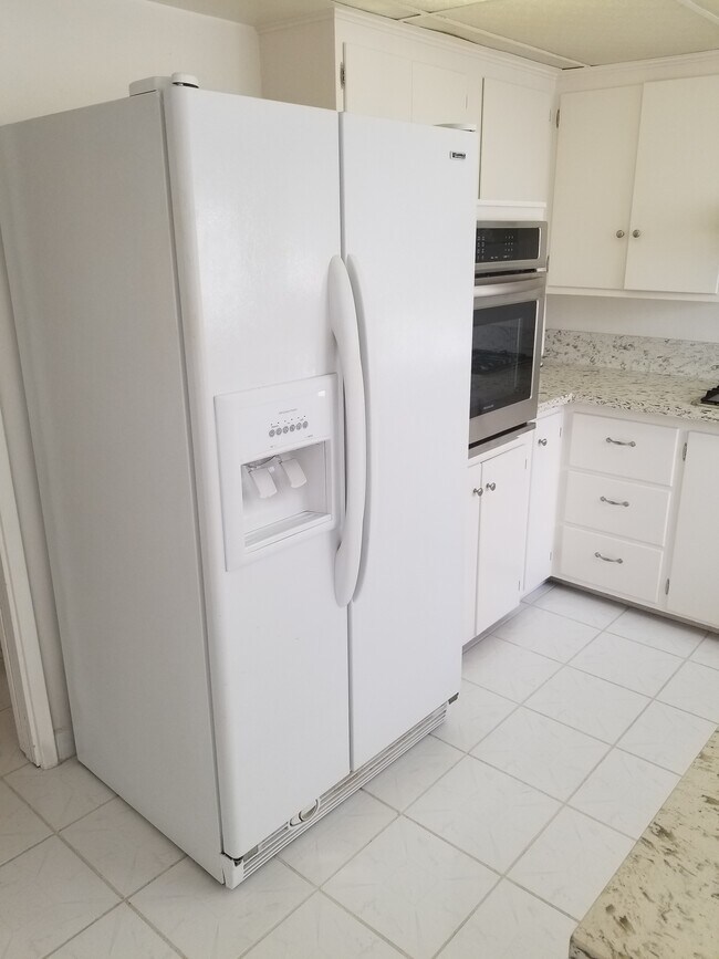 Building Photo - 333 W 33rd St