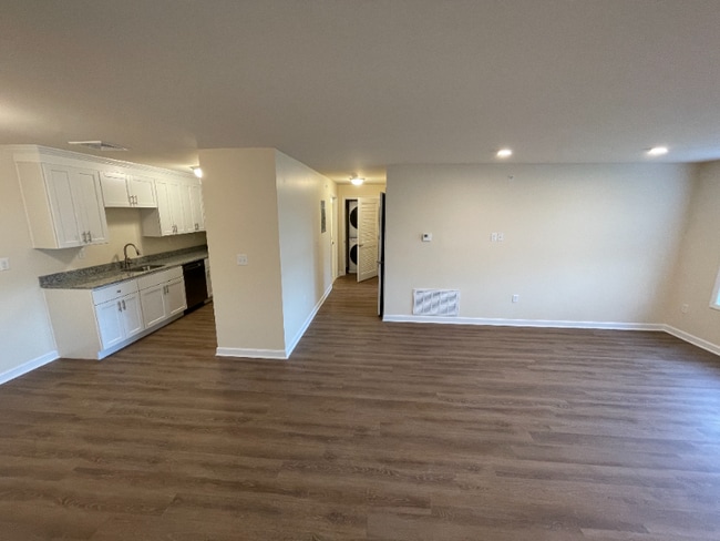 Building Photo - 540 Northend Dr