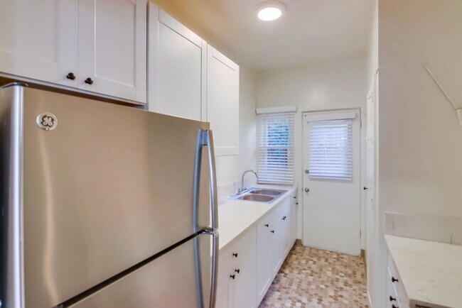 Building Photo - Charming Top Floor 1-Bedroom Apartment in ...