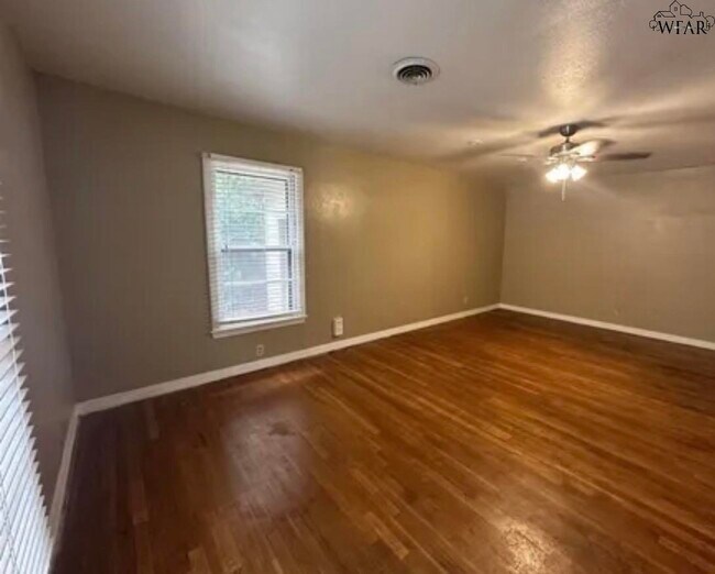 Building Photo - 2612 Fairway Dr