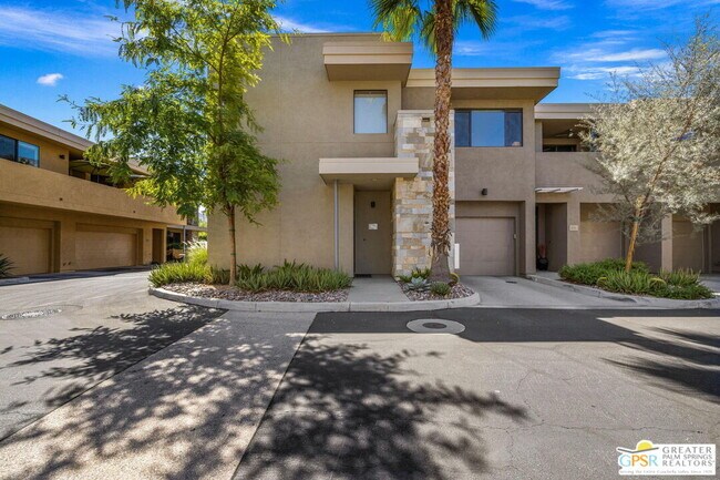 Building Photo - 930 E Palm Canyon Dr