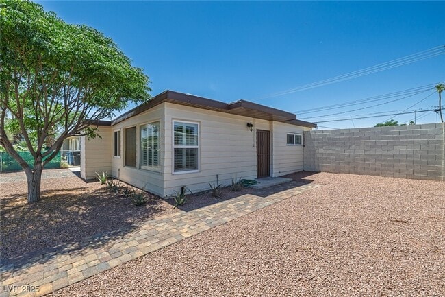 Building Photo - 1720 Eastwood Dr