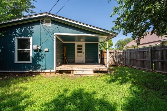 Building Photo - A must see 3 bedroom 2 bath in El Reno!