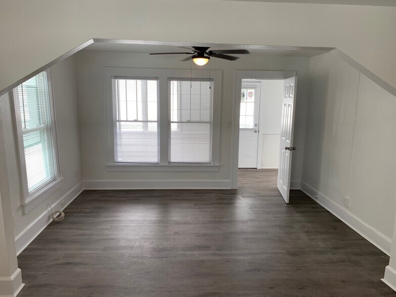 Building Photo - 2 Bed/1 Bath - Unit 12