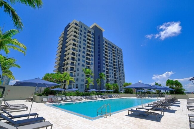 Building Photo - New River Yacht Club