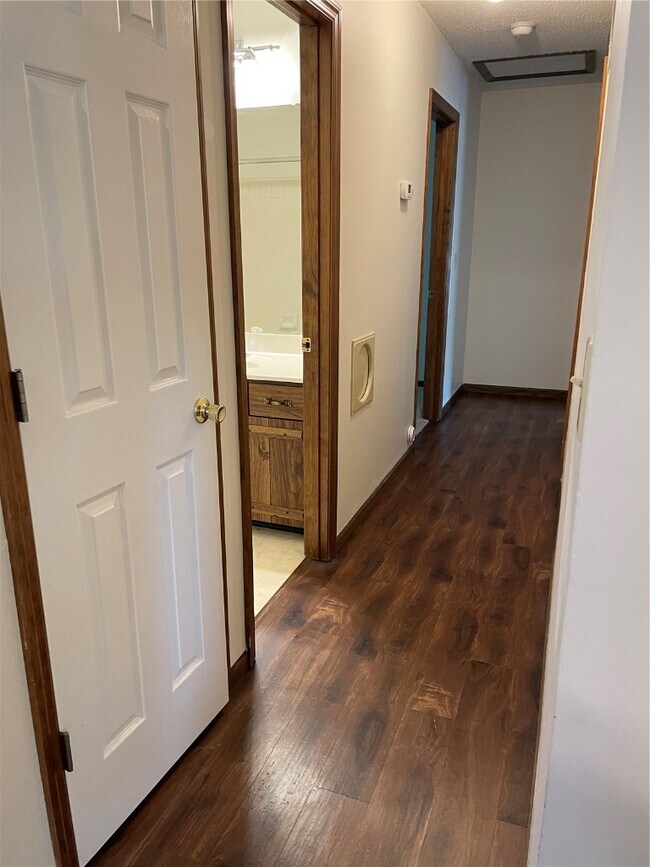 Building Photo - 14 Twin Oaks Dr