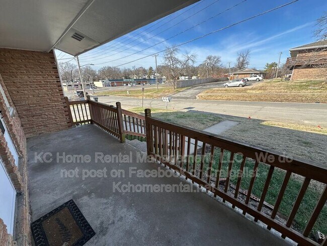 Building Photo - 1114 E Myrtle St