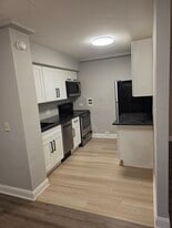 Building Photo - 2025 W Granville Ave