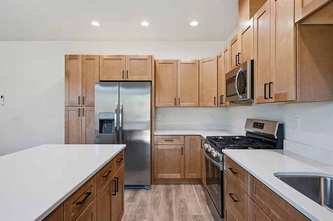 Building Photo - Stylish New Duplex with Scenic Surroundings