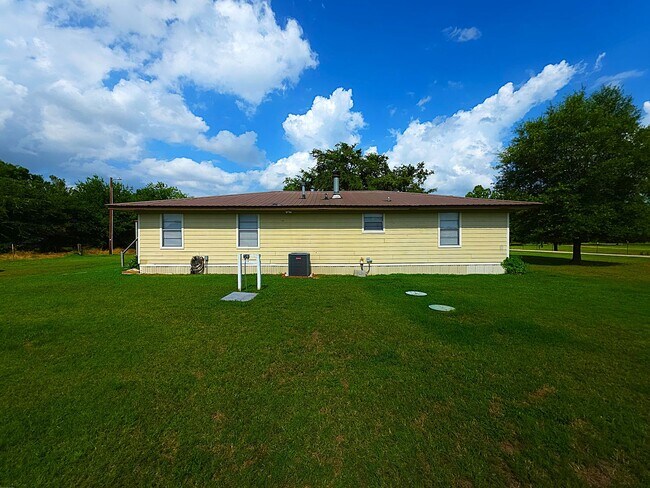 Building Photo - Spacious Country Home for Lease in Van, Texas!