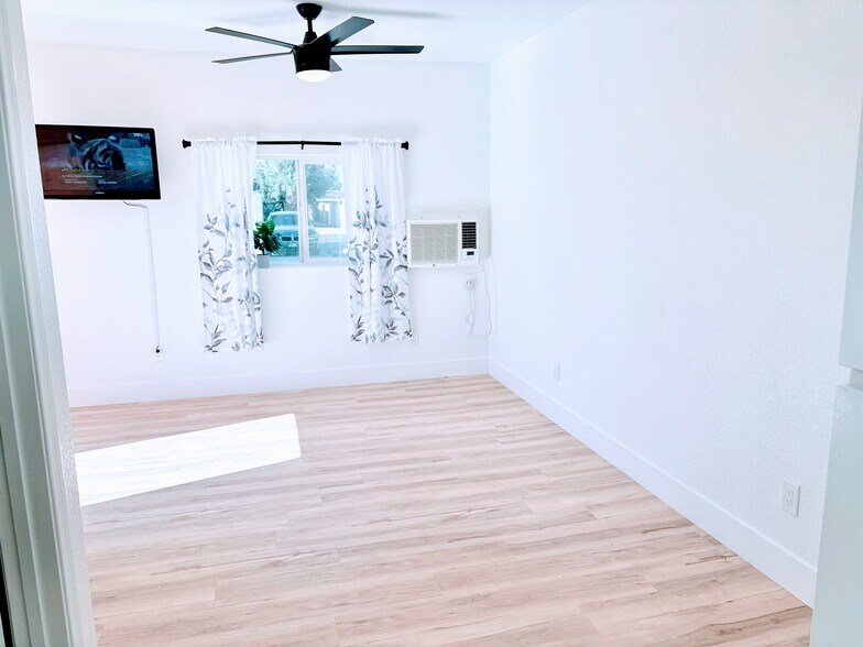 Building Photo - 908 Canosa Ave