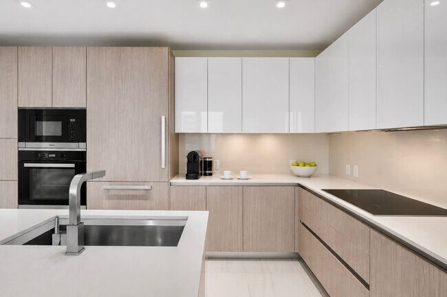 Building Photo - 3100 N Ocean Dr
