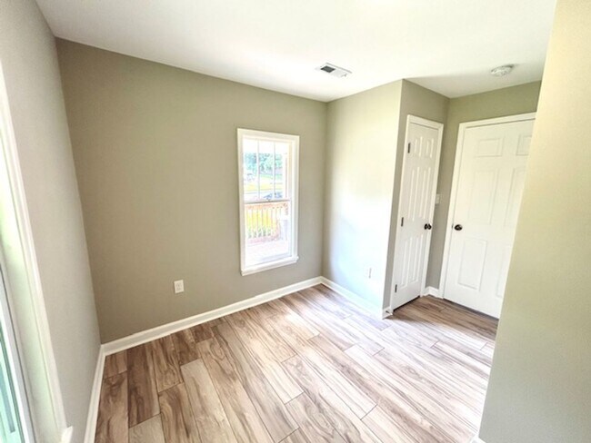 Building Photo - Charming 2 Bedroom Home in North Huntsvill...