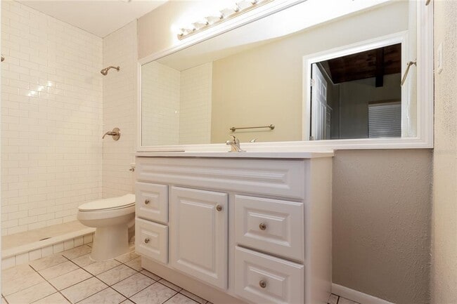 Building Photo - 2760 Hillsdale Ave