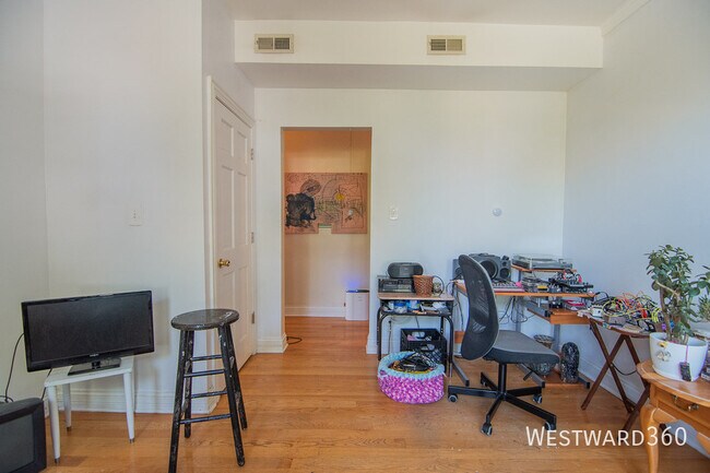 Building Photo - 3025 W Diversey-2