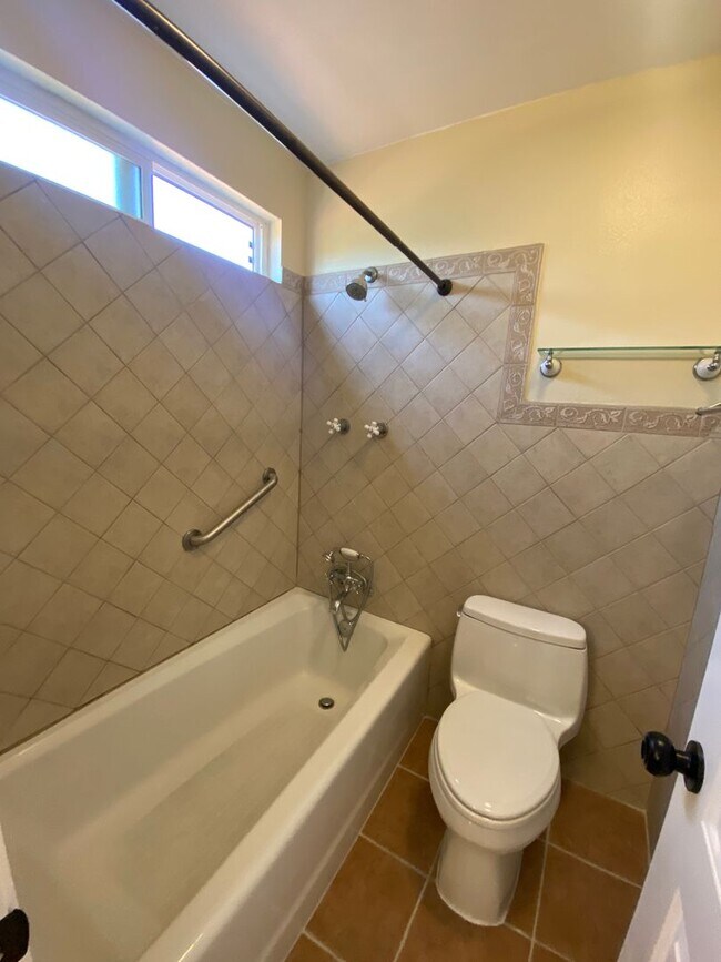 Building Photo - 3 Bedroom Home - Centrally Located with So...