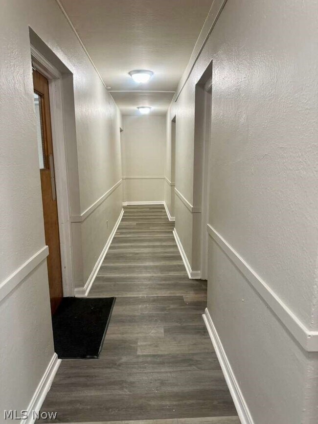 Building Photo - 2027 Warrensville Center Rd