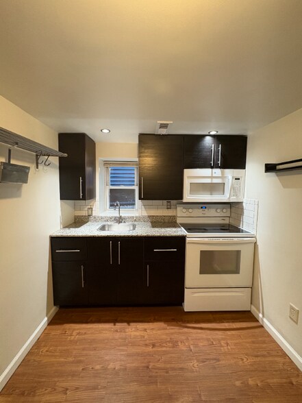 Building Photo - 15 Albany St