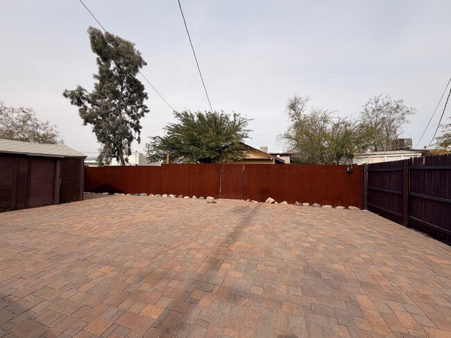 Building Photo - 1030 E 7th St