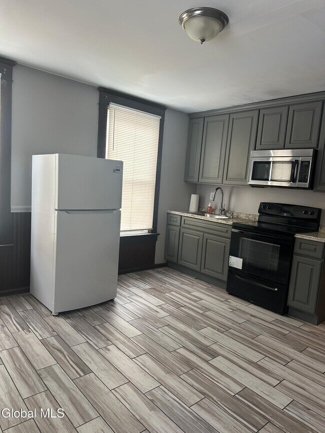 Building Photo - 312 5th Ave