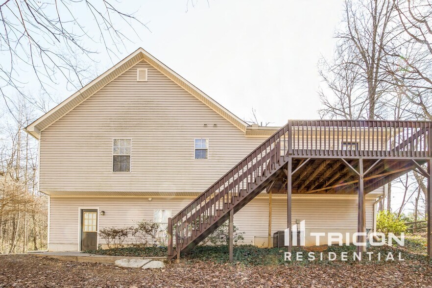 Building Photo - 1601 Larkwood Dr
