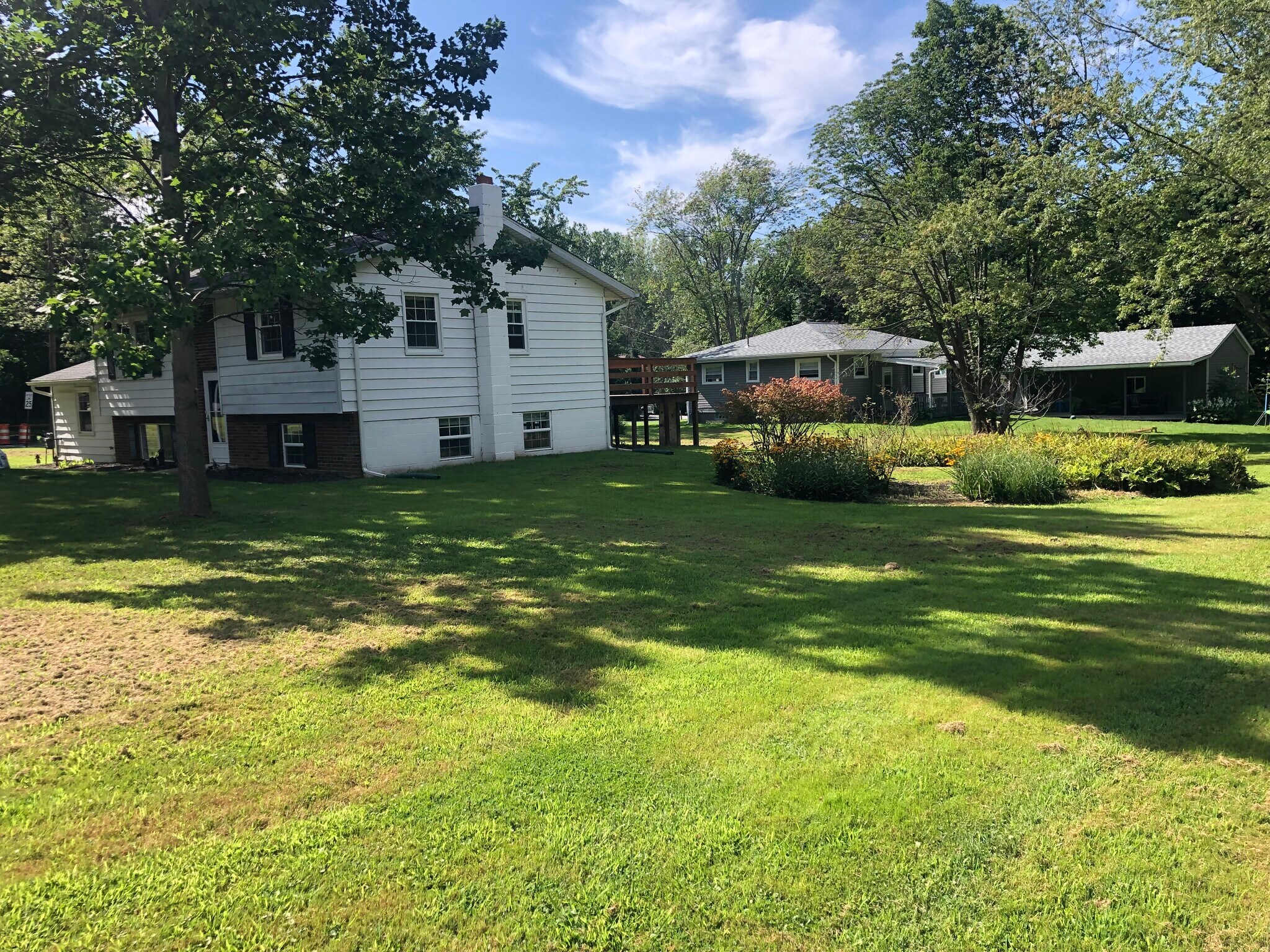 Large landscaped yard - 3243 Hemlock Dr