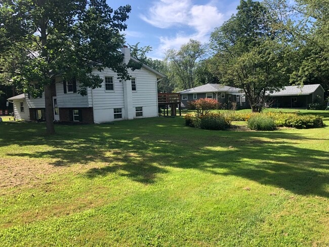Large landscaped yard - 3243 Hemlock Dr