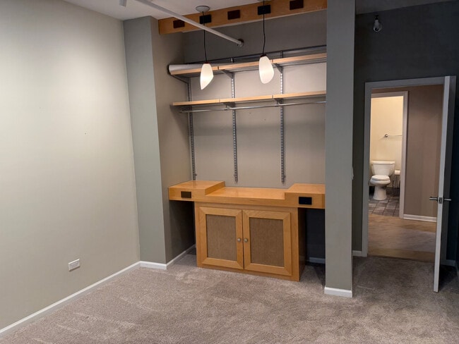 Building Photo - 1735 W Diversey Pkwy