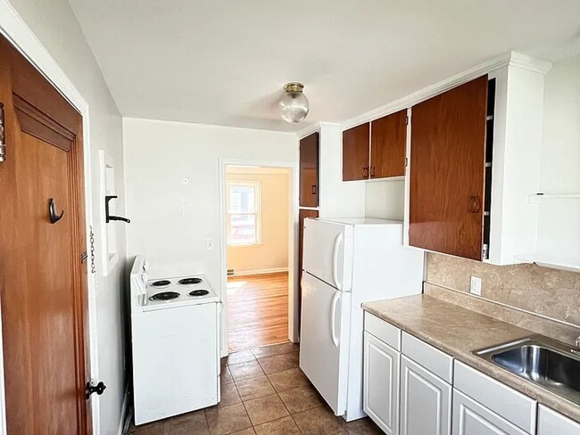 Building Photo - Walking Distance from Downtown!!!