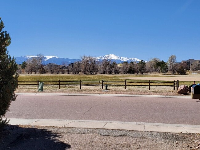 Building Photo - Townhome (end unit) with 2 bedrooms, 1.5 bath