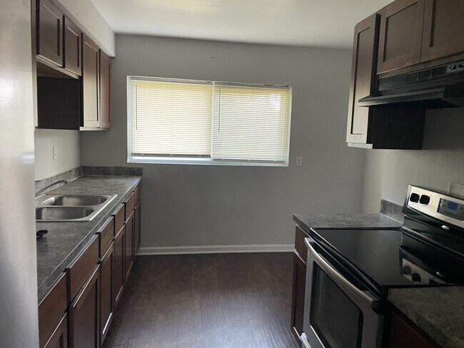 Building Photo - 5824 Yellow Pine Ct