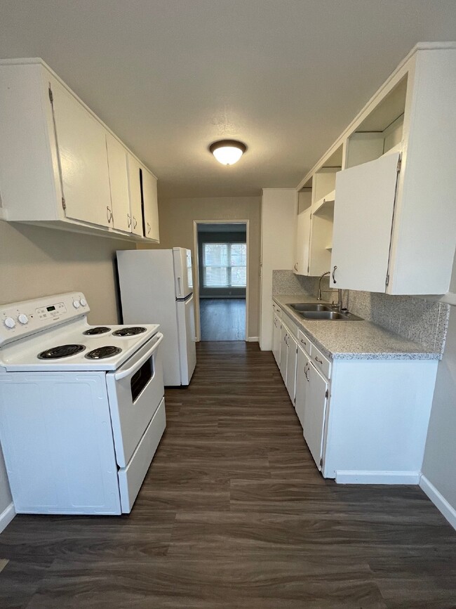 Building Photo - Updated 2 bedroom, 1 bathroom duplex with ...