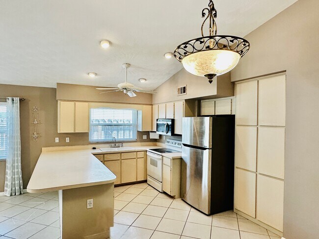 Building Photo - 840 104th Ave N