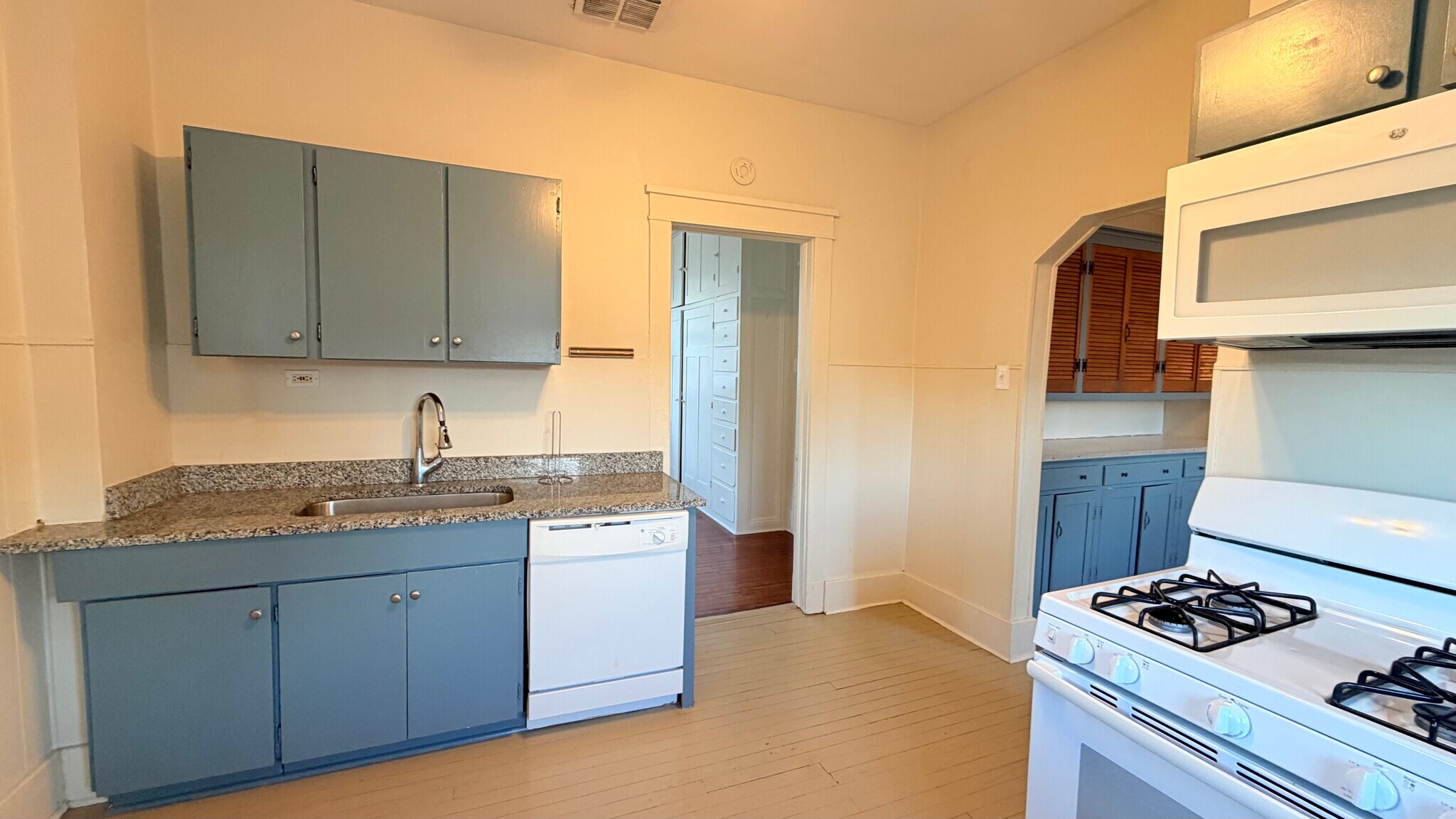 Kitchen image #1 - 2037 Joseph St