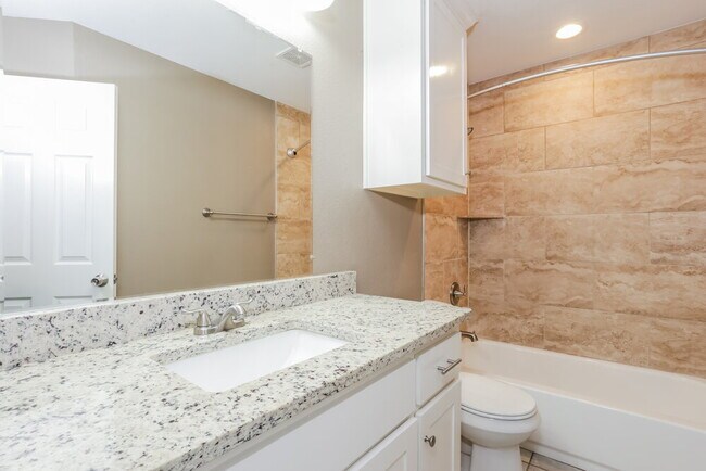 Building Photo - 811 N Ridge Dr